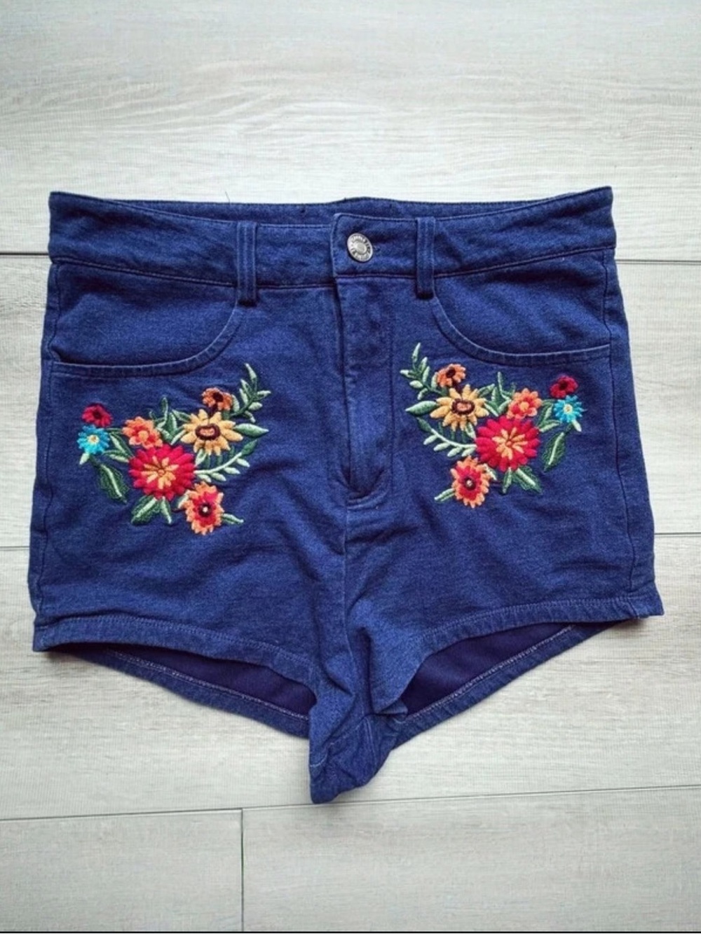 Forever 21 floral embroidered high waisted shorts / size s